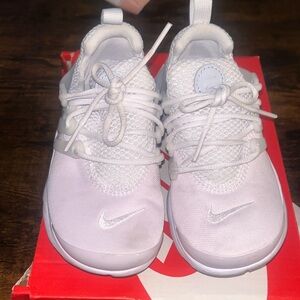 Kids Nike presto white worn red scuff on plastic part of shoe in front (small)